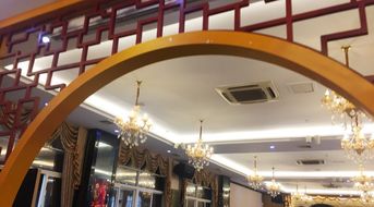 廣州裝修公司對商場外墻及隔層的建材品選擇,紛紛定制仿古鋁窗花