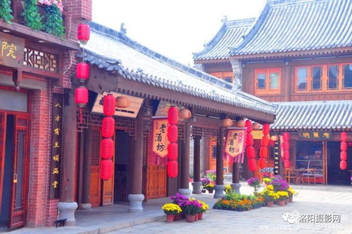 洛邑古城,小橋流水與仿古建筑相映成趣,白天夜晚景觀各不相同